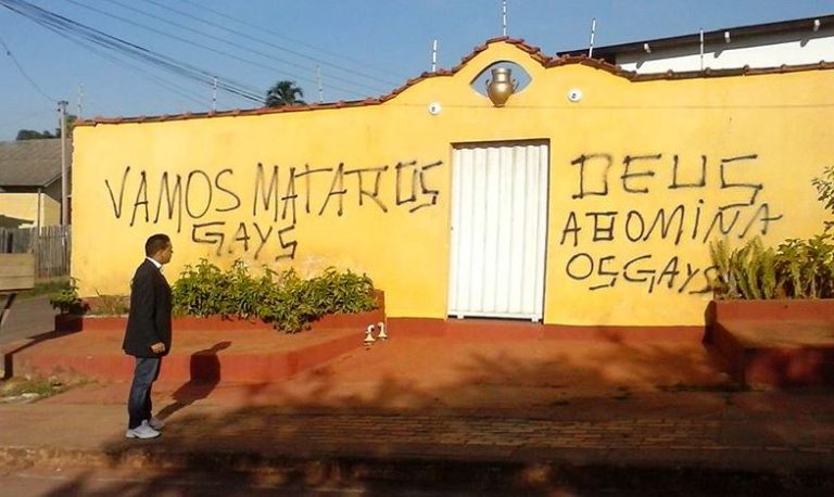 Vândalos picham “Deus abomina os gays” em muro da casa de ativista GLBT
