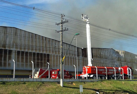 Galpão da empresa Dafra fica destruído após incêndio em Manaus