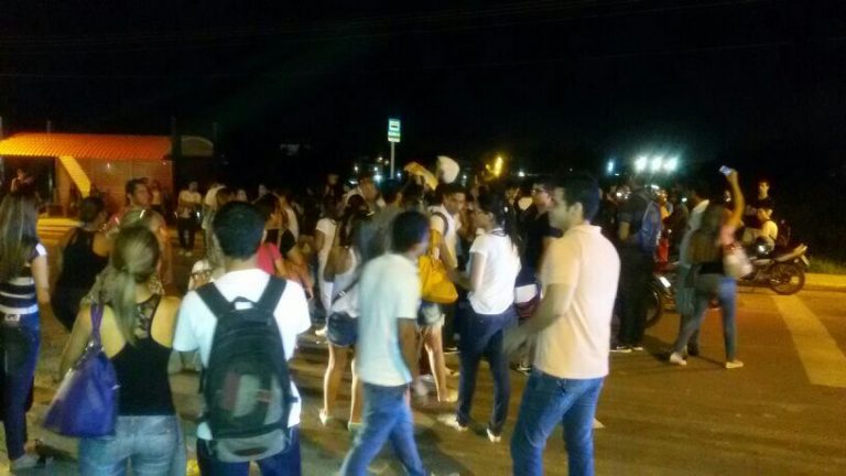Estudantes da Uninorte protestam contra preços cobrados em lanchonete