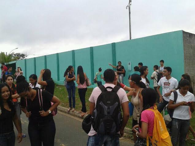 Em Cruzeiro do Sul, estudantes da Ufac protestam por causa de transporte