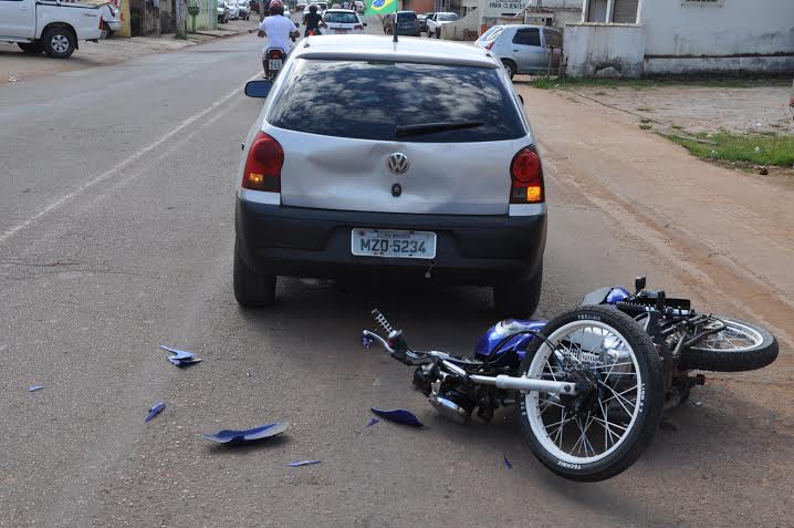 Colisão entre carro e motocicleta deixa mulher ferida