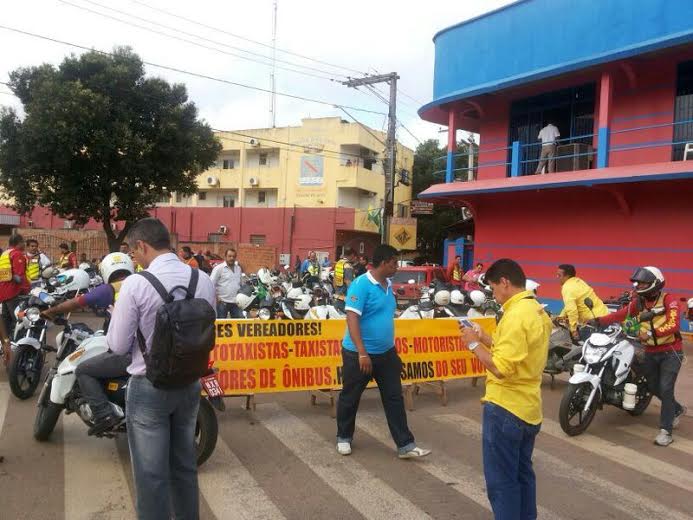 Mototaxistas fecham acesso a ponte metálica, na capital