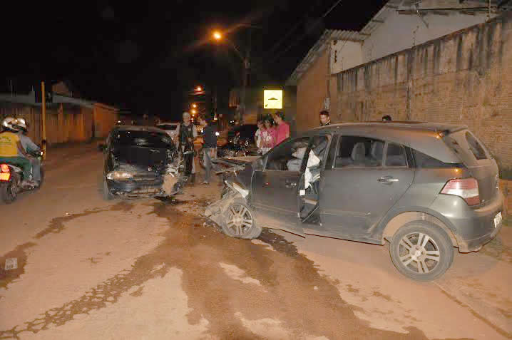 Colisão entre dois carros deixa três pessoas feridas no Ouricuri