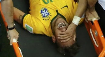 Neymar retorna ao Rio de Janeiro e é consolado por jogadores da seleção