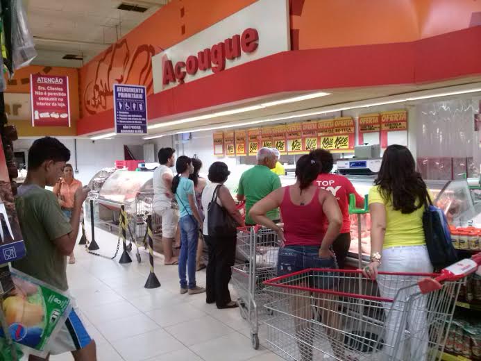 Acreanos lotam supermercados antes do jogo do Brasil