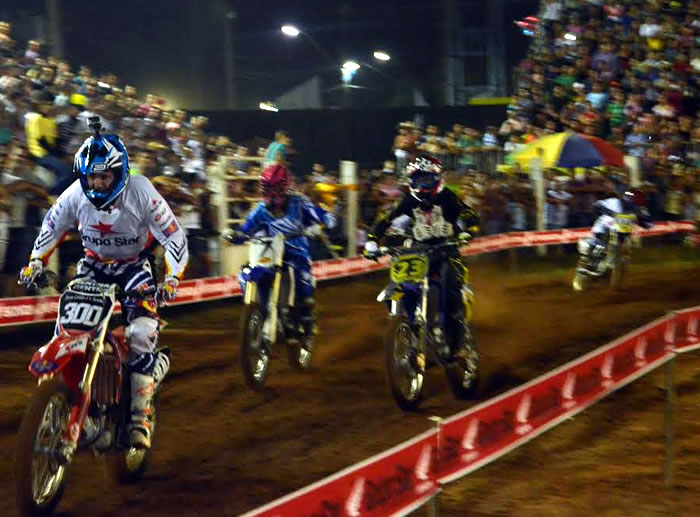 Corrida da supercross marca o encerramento da Expoacre