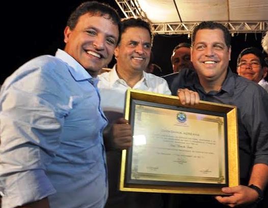 Rocha entrega título de cidadão acreano para Aécio Neves