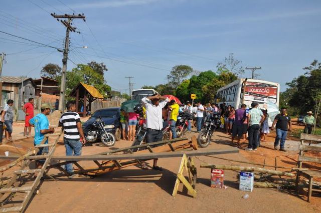 Moradores do bairro Irineu serra fecham estrada