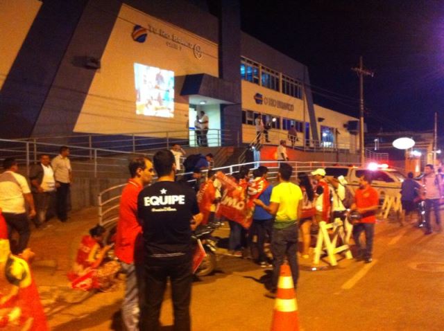 Militantes se aglomeram em frente à TV Rio Branco para acompanhar debate