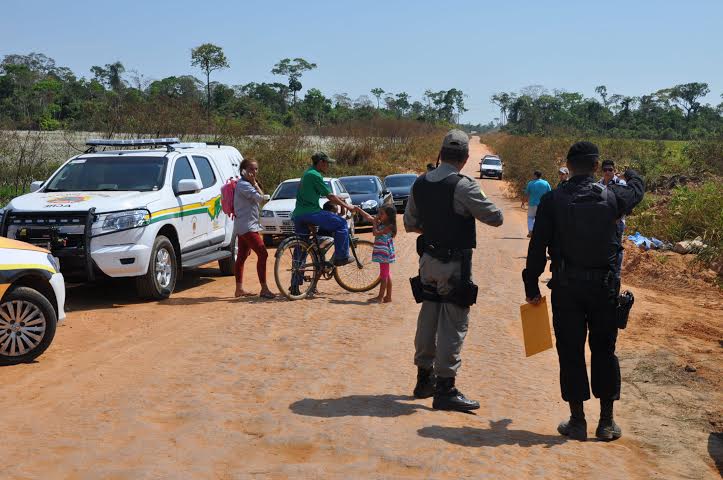 Policia militar retira invasores de área de terra na BR 364