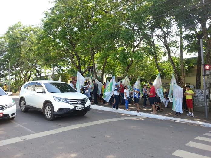 Militantes se aglomeram no centro para passeata em favor de Marina Silva