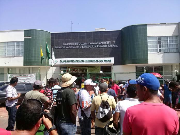 Sem terra fazem manifestação em frente a sede do Incra