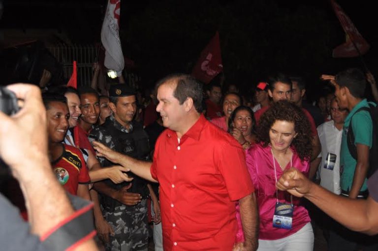 Na chegada à TV , Sebastião é recepcionado com gritos de “G7, G7” e “Tião, governador do povo”