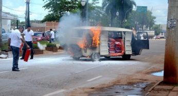 Kombi que transportava ração pega fogo na Via Chico Mendes