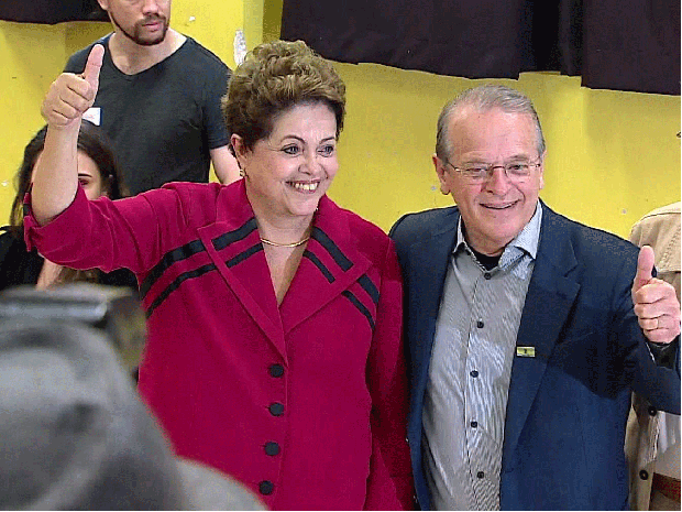 Dilma Rousseff vota em Porto Alegre ao lado do governador Tarso Genro