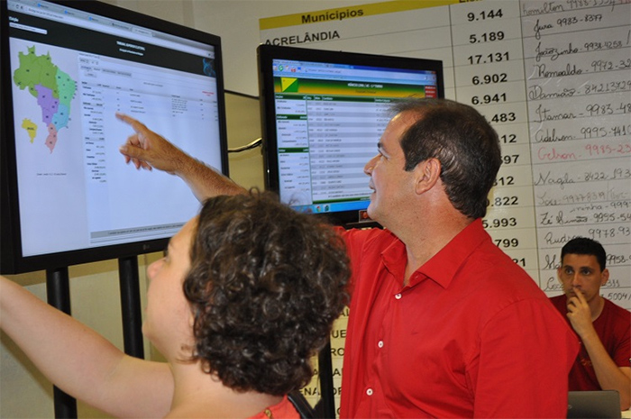 Sebastião acompanha apuração em seu escritório de campanha