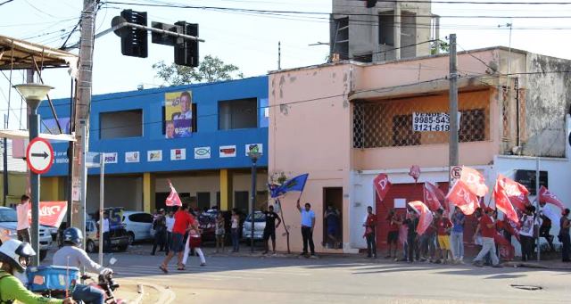 Militantes petistas fazem bandeiraço próximo ao comitê de campanha do PSDB