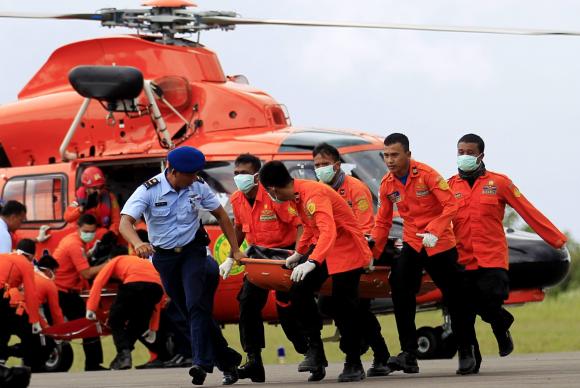 AirAsia: Marinha indonésia revisa para sete número de corpos retirados do mar
