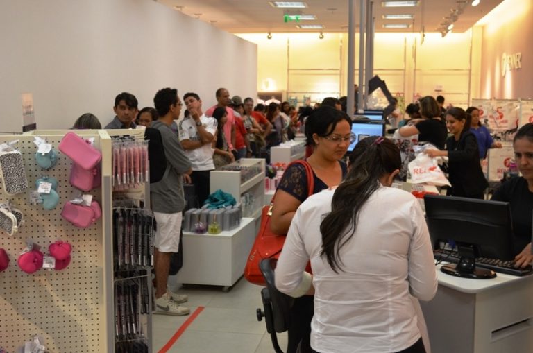 Shopping de Rio Branco fica lotado na véspera de natal