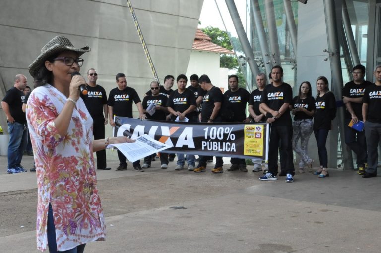 Trabalhadores realizam protesto por direitos no centro de Rio Branco