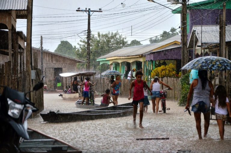 Rio Tarauacá transborda de novo e atinge várias famílias