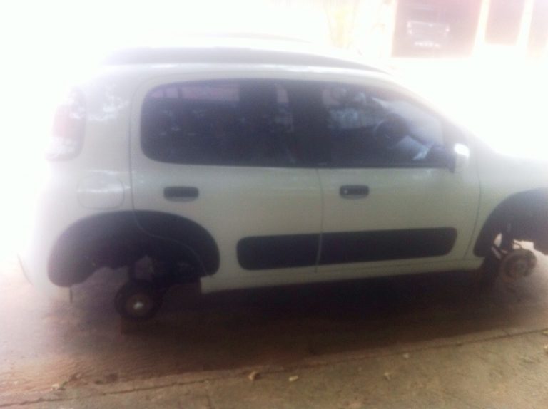Ladrões furtam três rodas de um carro no Manoel Julião