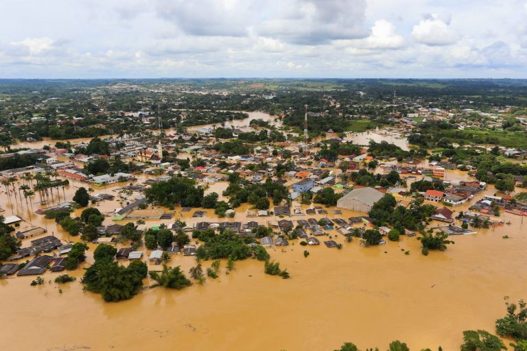 Rios transbordam em todo o estado e situação se complica na capital