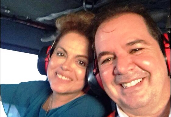Sebastião Viana posta selfie em helicóptero ao lado de Dilma e recebe avalanche de críticas
