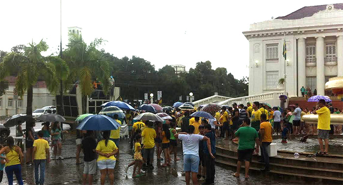 Manifestantes se reúnem debaixo de chuva no “Fora Dilma”