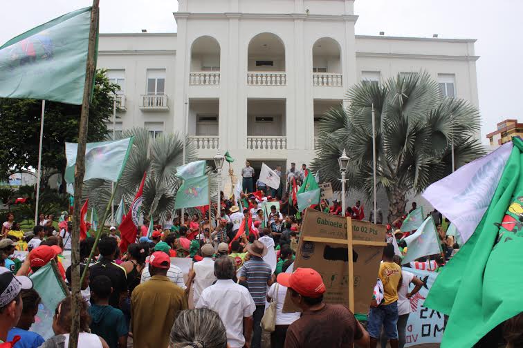 Trabalhadores rurais ocupam escadarias do Palácio do Governo de Rondônia