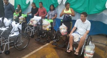Antonia Lúcia entrega cadeiras de rodas e “sacolões missionários”