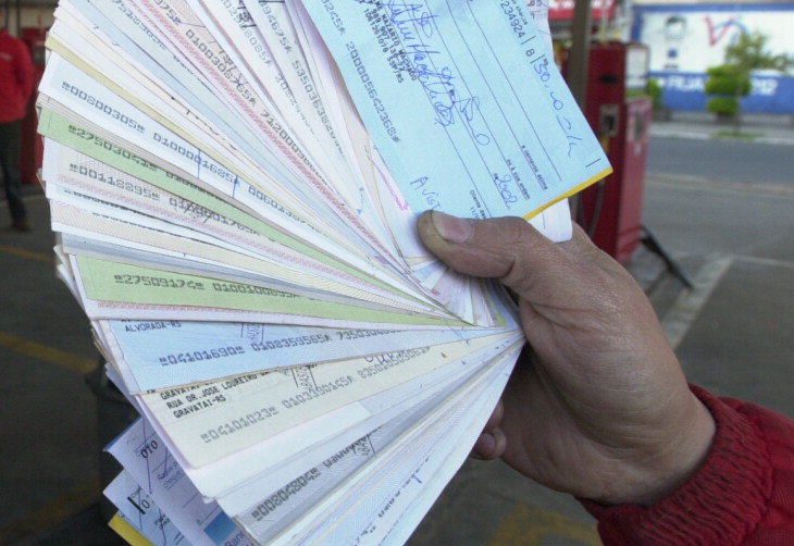 Juros do cheque especial chegam ao recorde de 300,8% ao ano, diz Banco Central