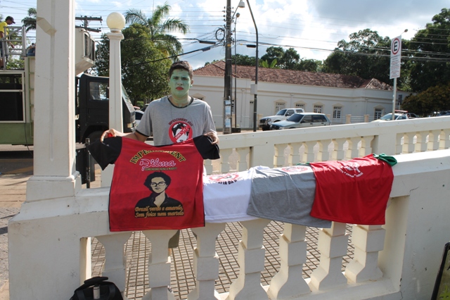 Comerciantes aguardam público no “Fora Dilma”