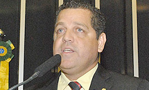 Rocha comemora fim de prisão disciplinar para PM e bombeiro