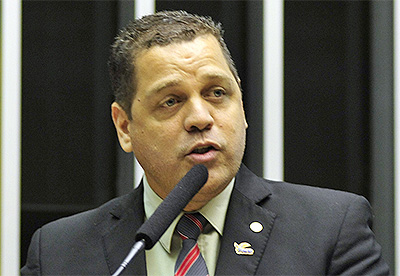 Rocha denuncia contrato milionário para transportar haitianos