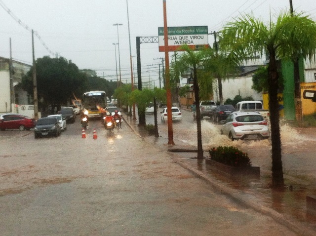 Águas da chuva inundam principais avenidas de Rio Branco nesta tarde