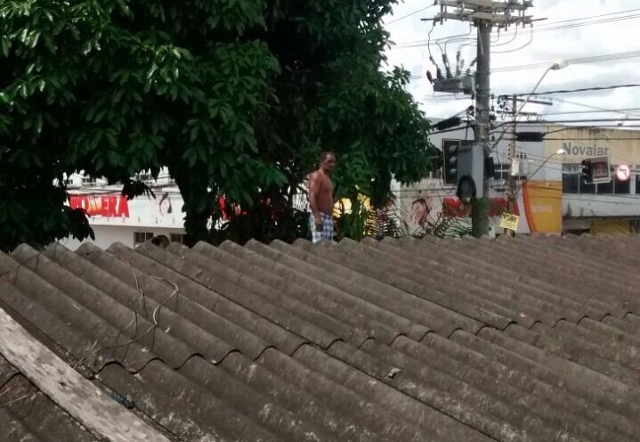 Homem tenta se jogar do telhado do Pronto Socorro e é contido por Bombeiros em Rio Branco