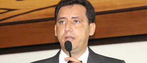PSD orientando Jairo Carvalho a assinar a CPI da BR-364