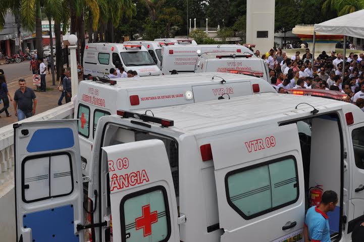 Governo do Acre entrega ambulâncias em solenidade em frente ao Palácio Rio Branco