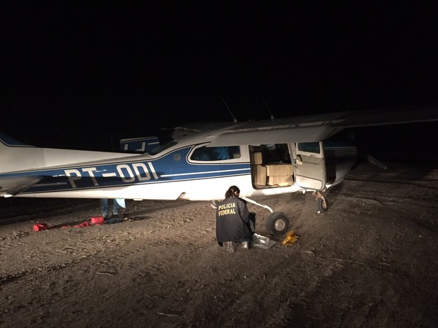Policia Federal apreende avião com mais 350 kg de cocaína