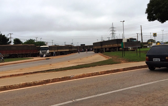 Caminhoneiros fecham a BR-364 e Rodovia AC-40, em Rio Branco
