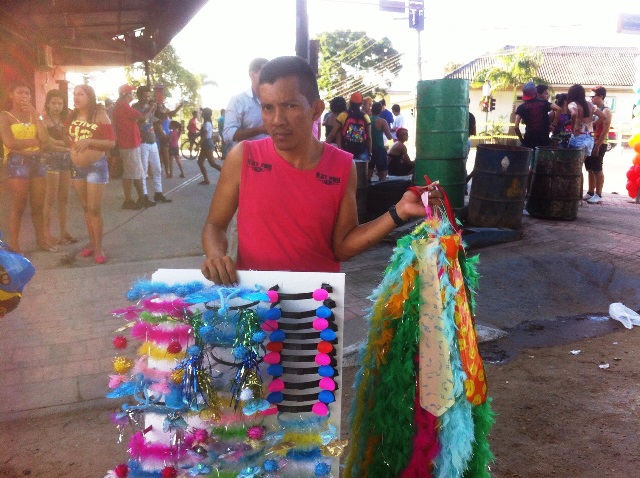 Ambulante lucra R$ 300 com venda de acessórios na Parada Gay do Acre