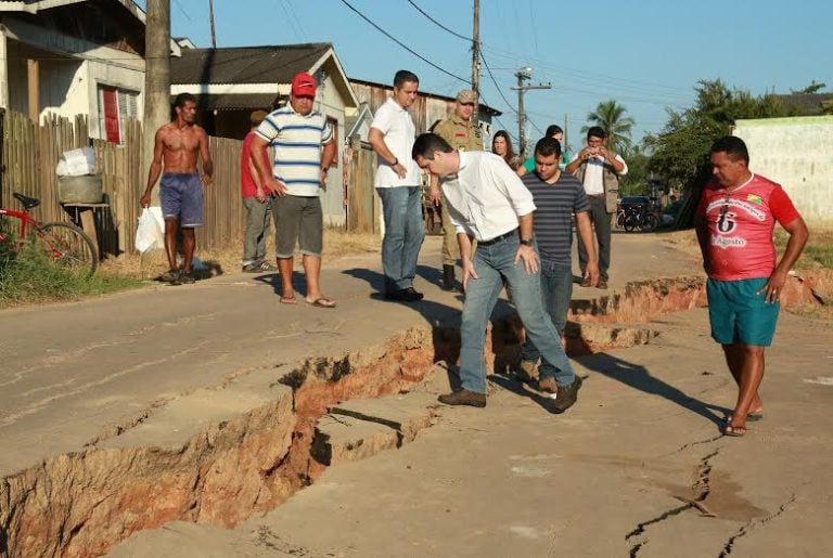 Marcus Viana e técnicos da Defesa Civil vistoriam desbarrancamento da Rua 1º de Maio, no 6 de Agosto