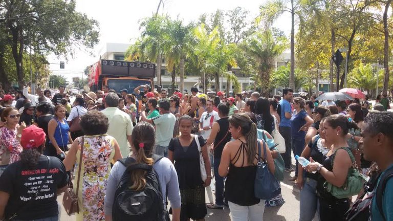 URGENTE: Professores e servidores da educação fecham ruas do centro de Rio Branco