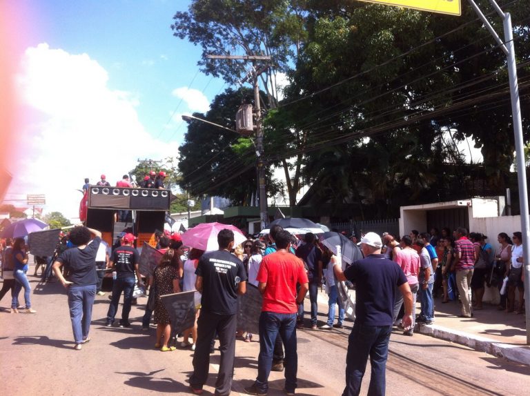Professores  fecham avenida Brasil em frente ao gabinete de Viana