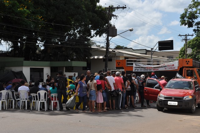 Professores fecham avenida em frente ao gabinete de Sebastião Viana