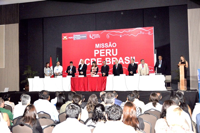 Nazaré Araújo abre encontro internacional entre Brasil e Peru