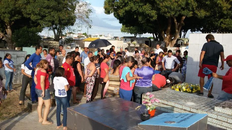 Estudante de medicina executado a tiros é sepultado na capital