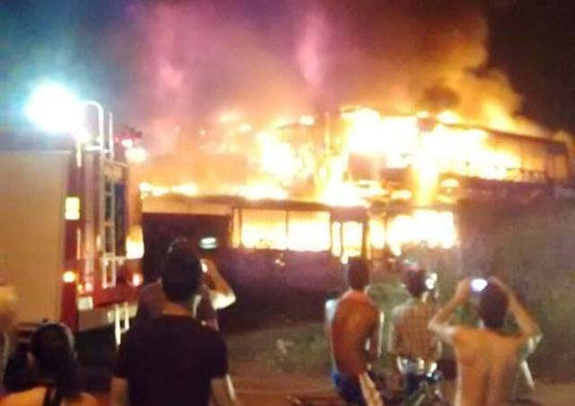 Ônibus são incendiados em garagem abandonada no bairro 15, em Rio Branco