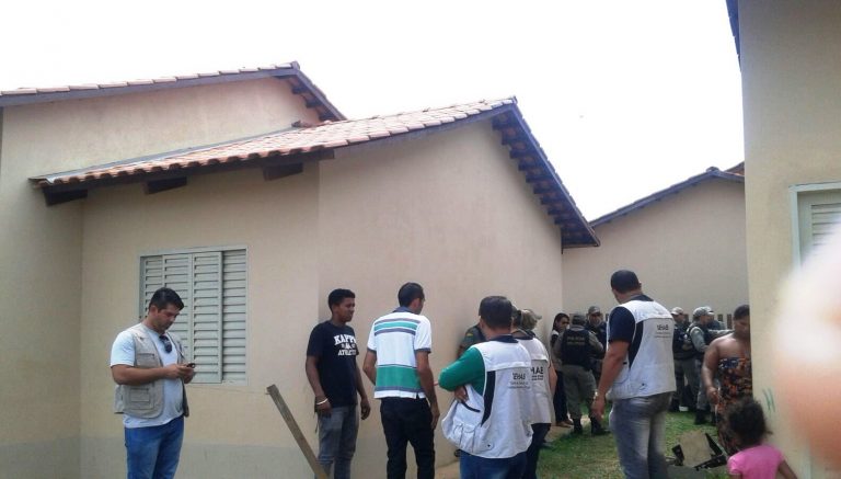Mulher invade casa popular em Rio Branco e é retirada pela polícia